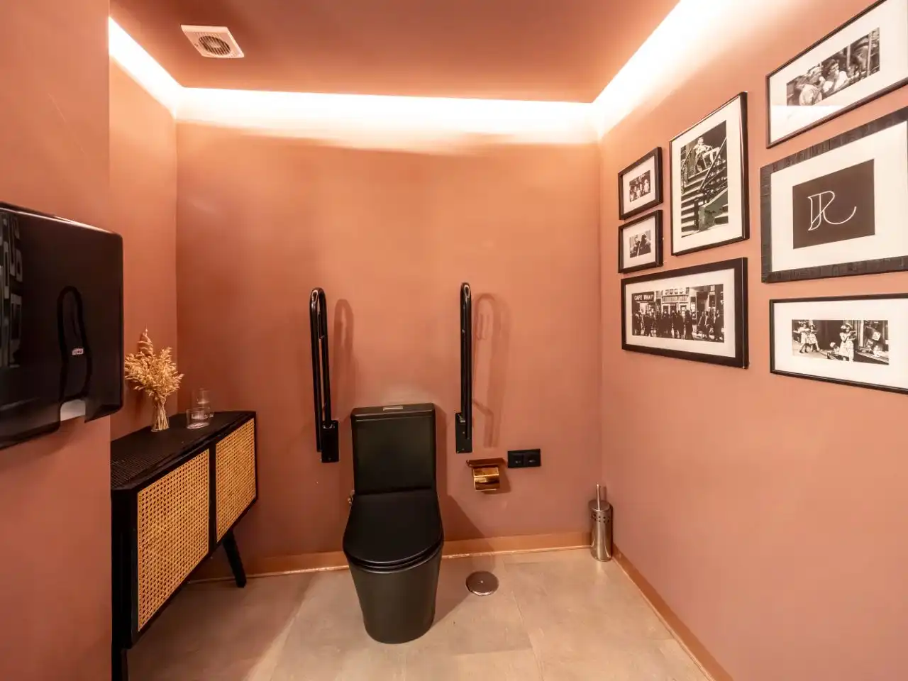 Baño de Local en traspaso en Madrid con Aire acondicionado, Calefacción y Terraza