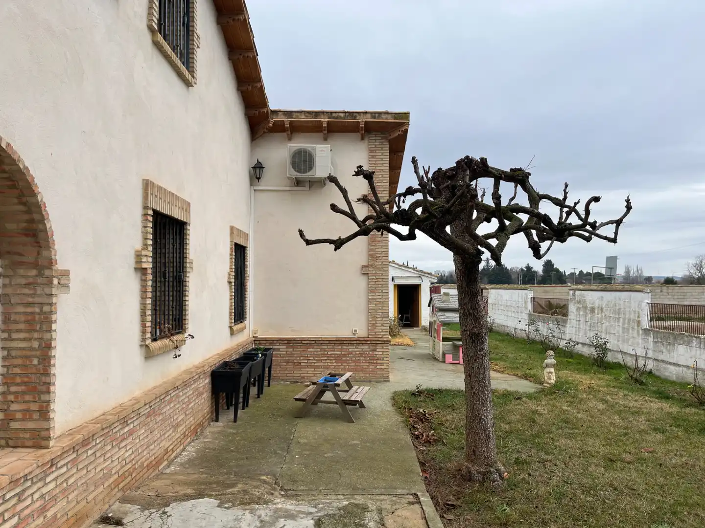 Vista exterior de Casa o xalet en venda en Zaragoza amb Aire condicionat, Calefacció i Jardí privat