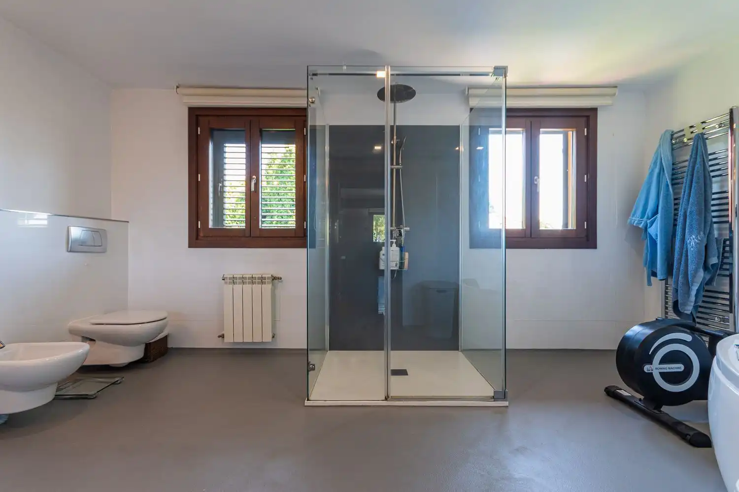 Badezimmer von Einfamilien-Reihenhaus zum Verkauf in Boadilla del Monte mit Klimaanlage, Heizung und Abstellraum