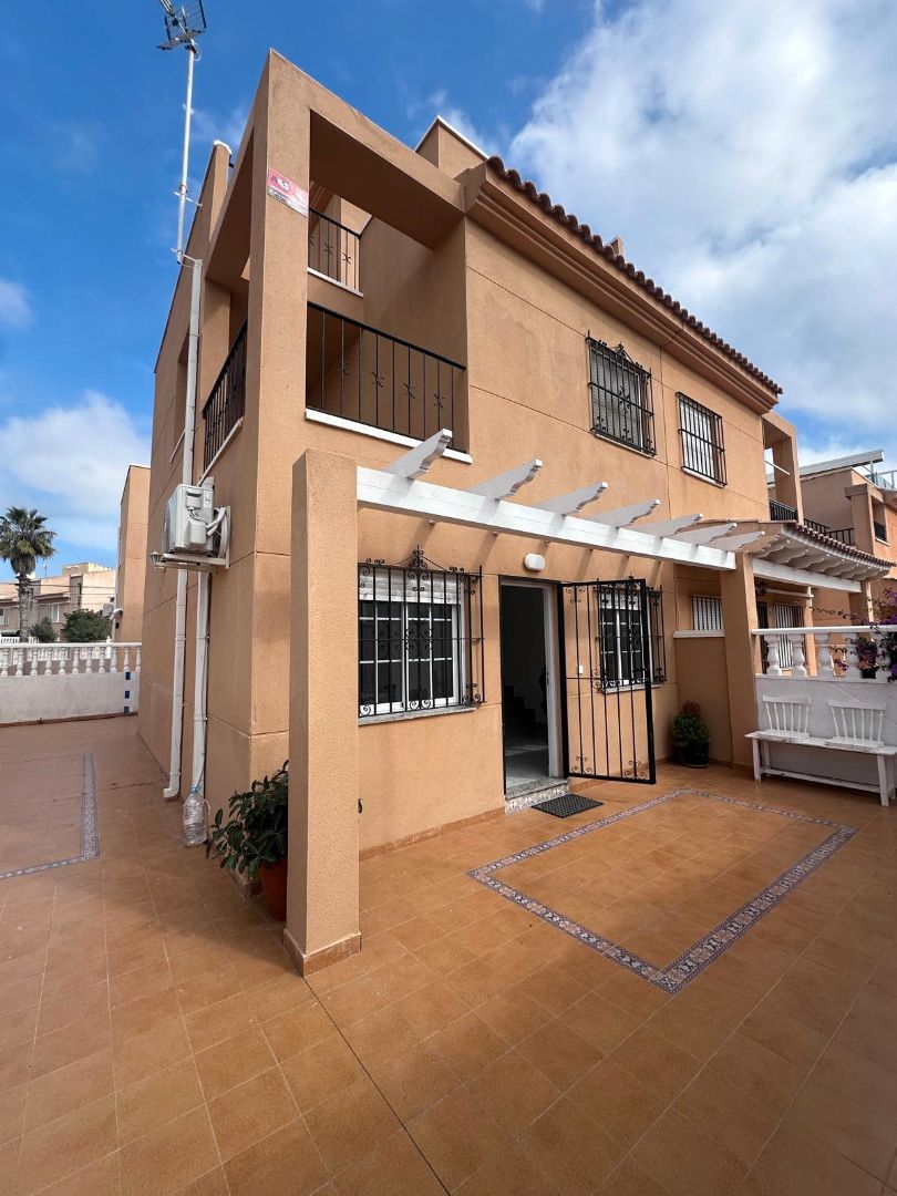 Exterior view of Single-family semi-detached for sale in Torrevieja  with Air Conditioner, Private garden and Terrace
