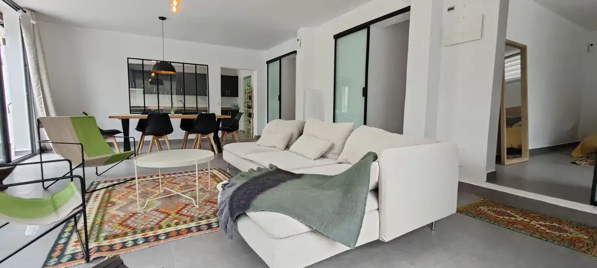 Sala d'estar de Casa o xalet en venda en Marbella amb Aire condicionat, Jardí privat i Piscina