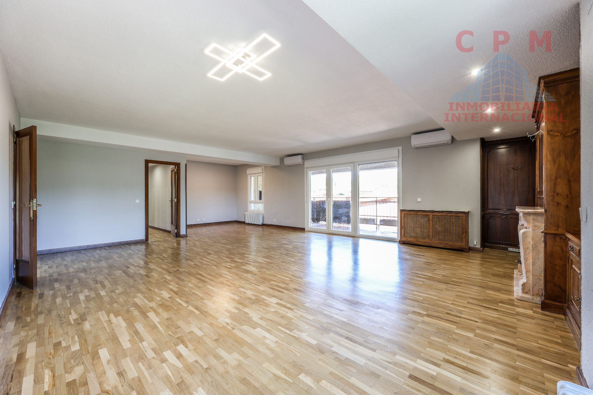 Living room of Flat to rent in  Madrid Capital  with Air Conditioner, Heating and Parquet flooring