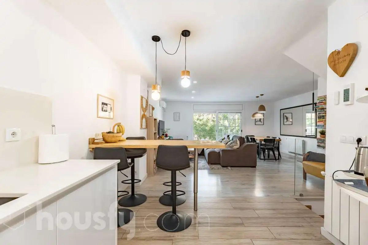 Vista exterior de Casa o chalet en venta en Viladecans con Balcón