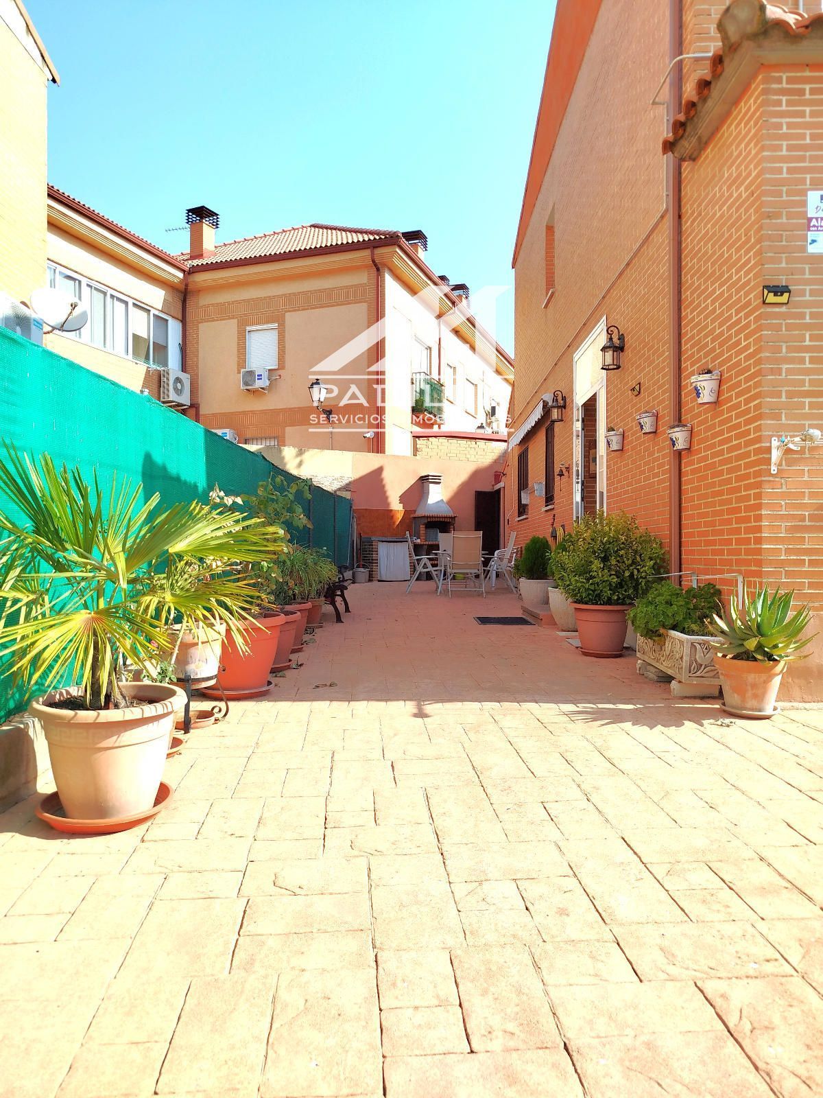 Vista exterior de Casa adosada en venda en El Viso de San Juan amb Calefacció i Traster