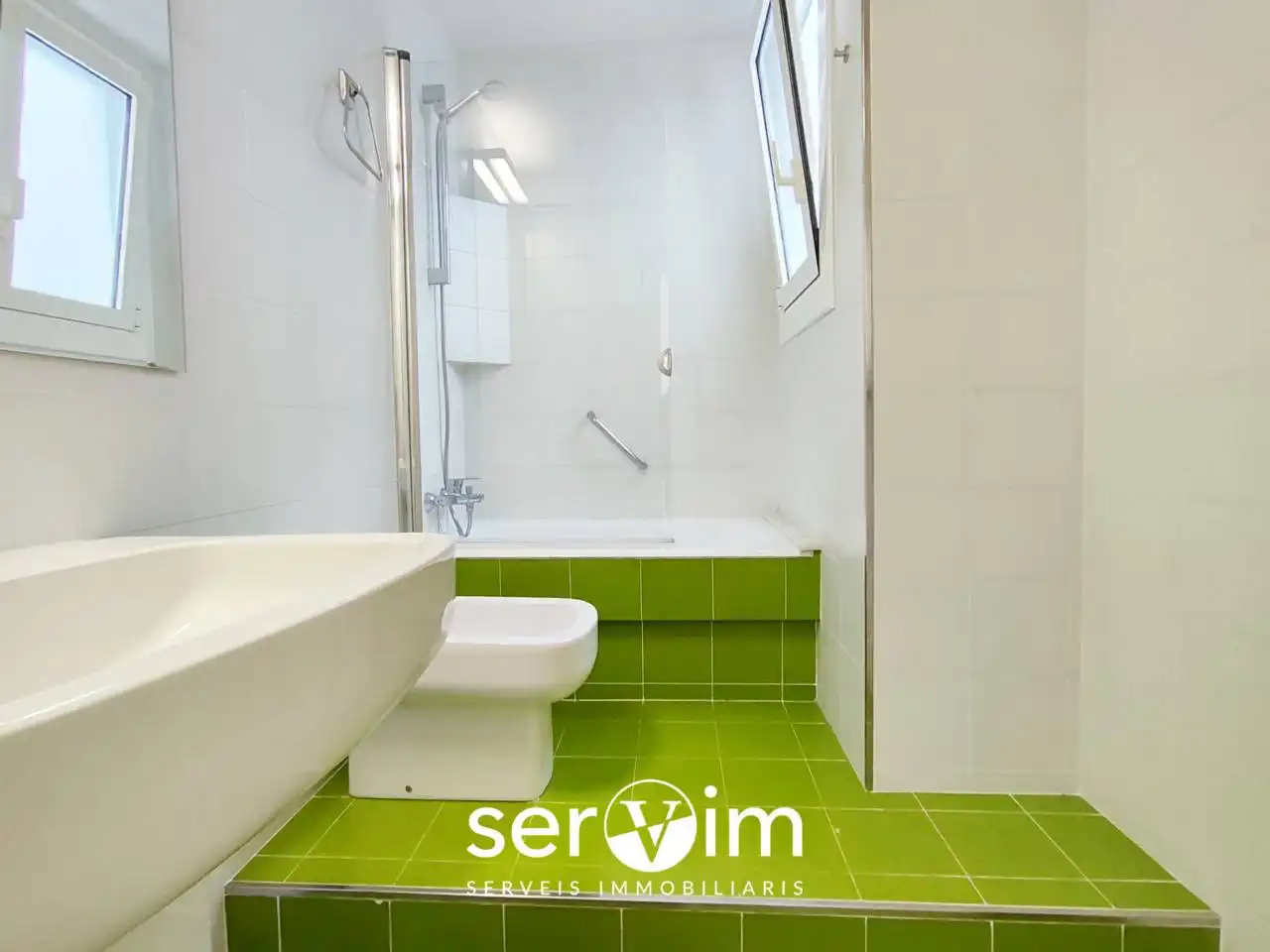 Badezimmer von Wohnung zum Verkauf in Girona mit Heizung und Balkon