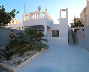 Vista exterior de Casa o xalet en venda en Torrevieja amb Terrassa i Moblat