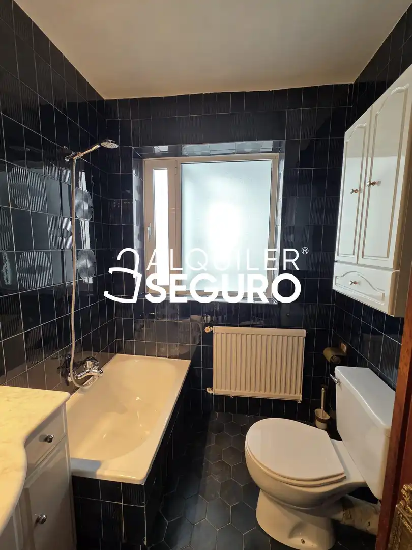 Badezimmer von Wohnung zur Miete in Tardajos mit Heizung und Möbliert