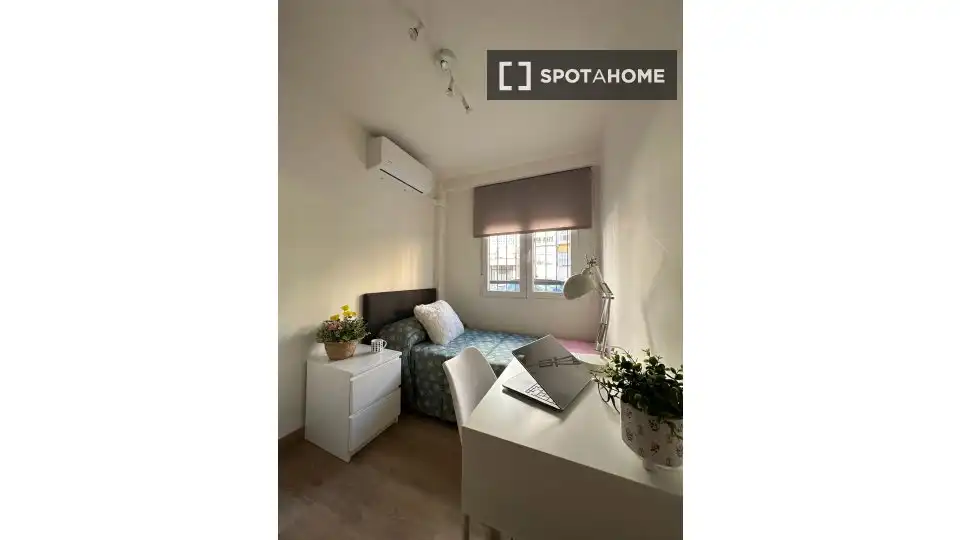 Bedroom of Flat for share in Macarena