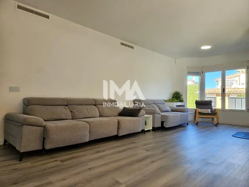 Sala d'estar de Casa o xalet en venda en L'Eliana amb Aire condicionat, Calefacció i Jardí privat