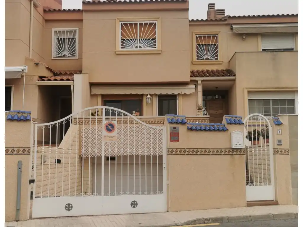 Casa a schiera con terrazza in vendita a Calle Ramon Y Cajal