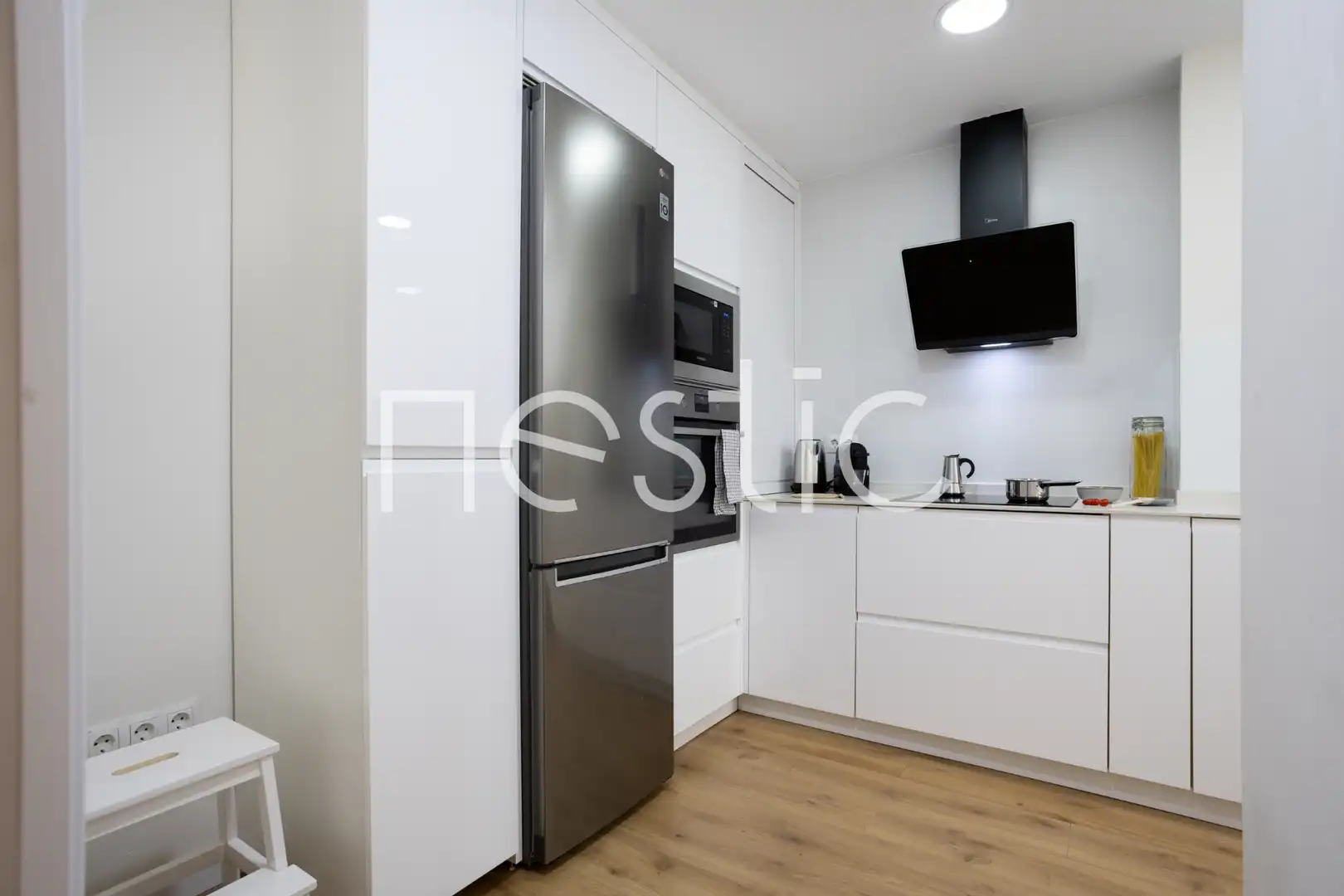 Cuina de Apartament de lloguer en Madrid amb Aire condicionat, Calefacció i Moblat