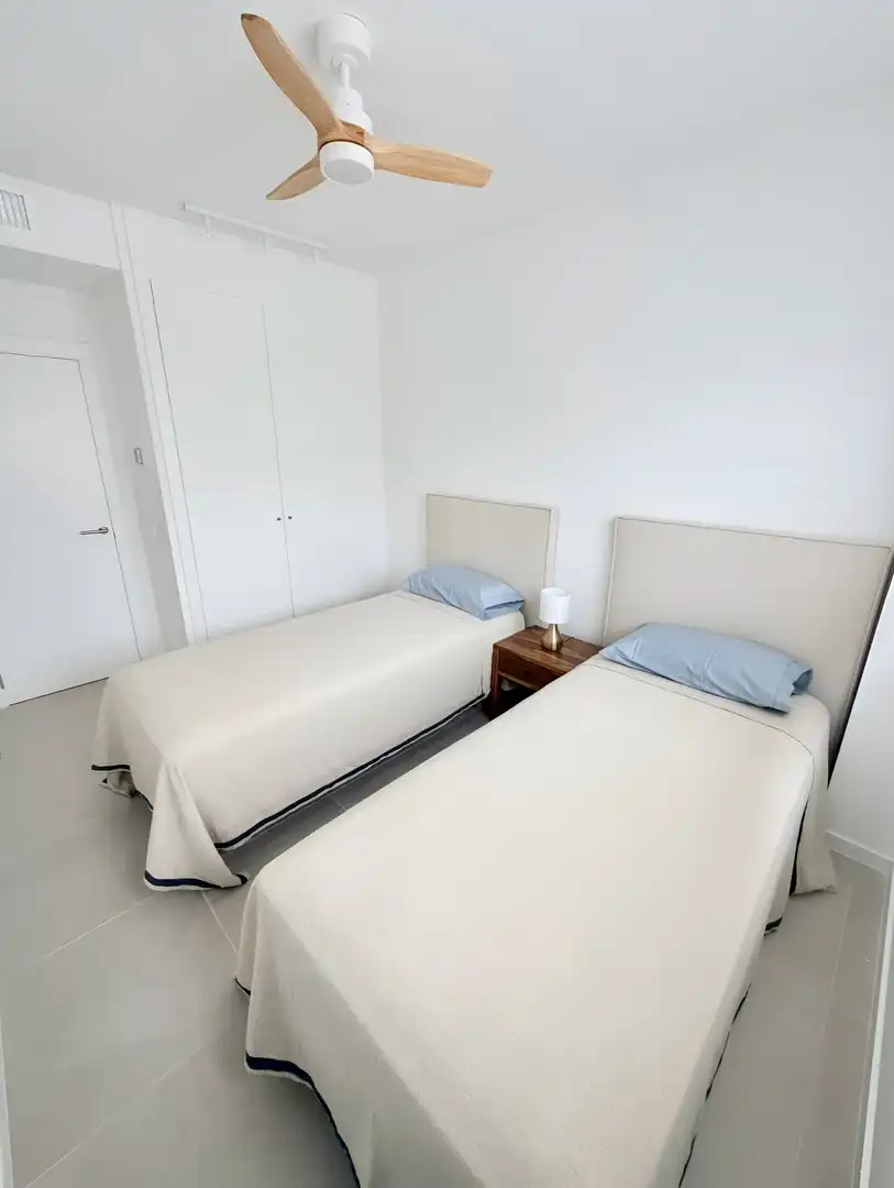 Habitación de Apartamento de alquiler en Estepona con Aire acondicionado, Terraza y Piscina