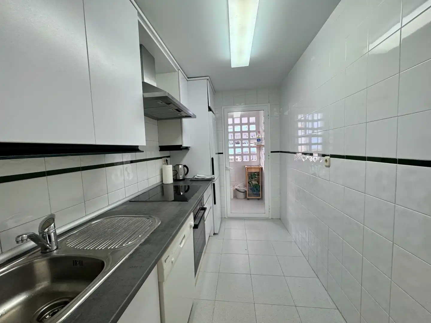 Cuina de Apartament de lloguer en Marbella amb Aire condicionat, Moblat i Piscina comunitària