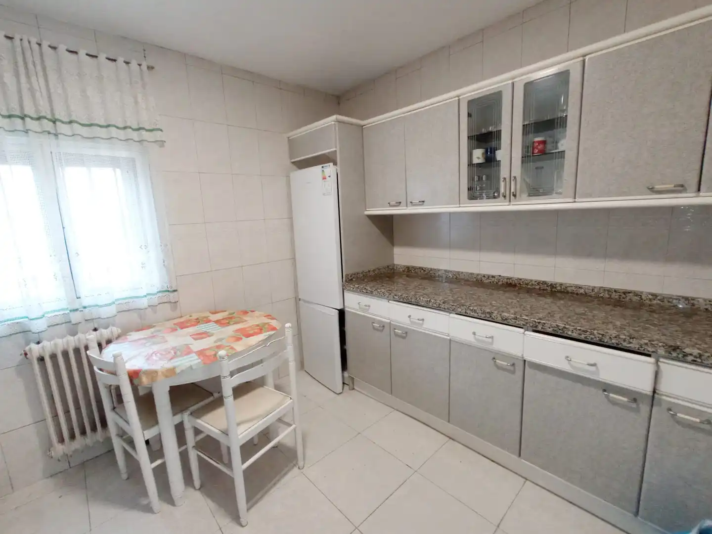 Cuina de Casa adosada en venda en Burgos amb Jardí privat