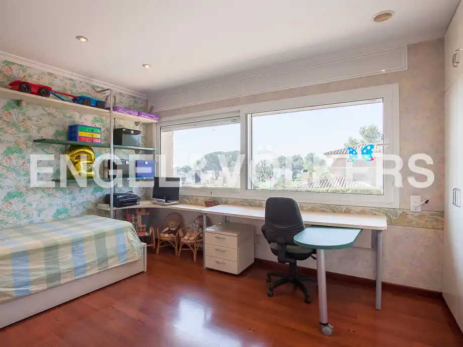 Habitación de Casa o chalet en venta en Serra con Calefacción, Jardín privado y Trastero
