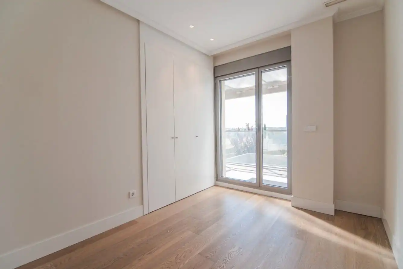 Schlafzimmer von Erdgeschoss zur Miete in Madrid mit Klimaanlage, Heizung und Privatgarten