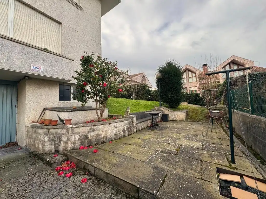 Jardí de Casa o xalet en venda en Torrelavega  amb Calefacció, Jardí privat i Traster