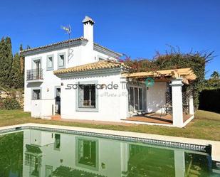 Vista exterior de Casa o xalet de lloguer en La Alcaidesa amb Aire condicionat i Terrassa