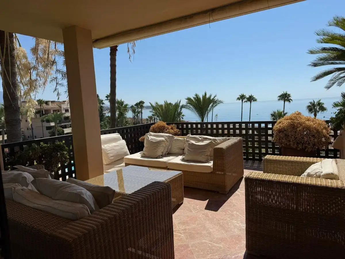 Terrasse von Maisonette zur Miete in Estepona mit Terrasse, Schwimmbad und Gemeinschaftspool