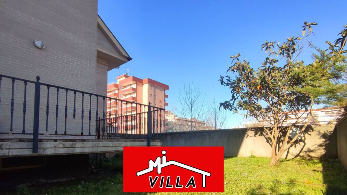 Vista exterior de Casa adosada de lloguer en Laredo amb Calefacció, Parquet i Terrassa