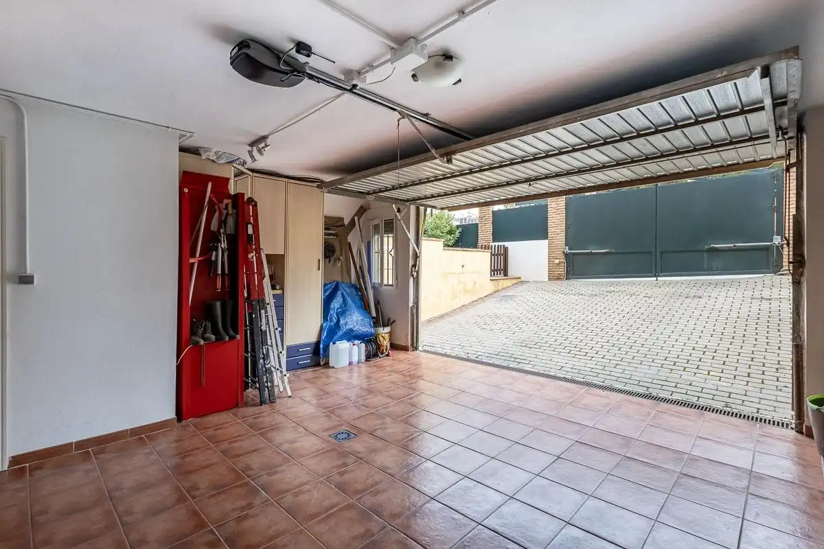 Aparcament de Casa adosada en venda en Alhendín amb Jardí privat i Piscina