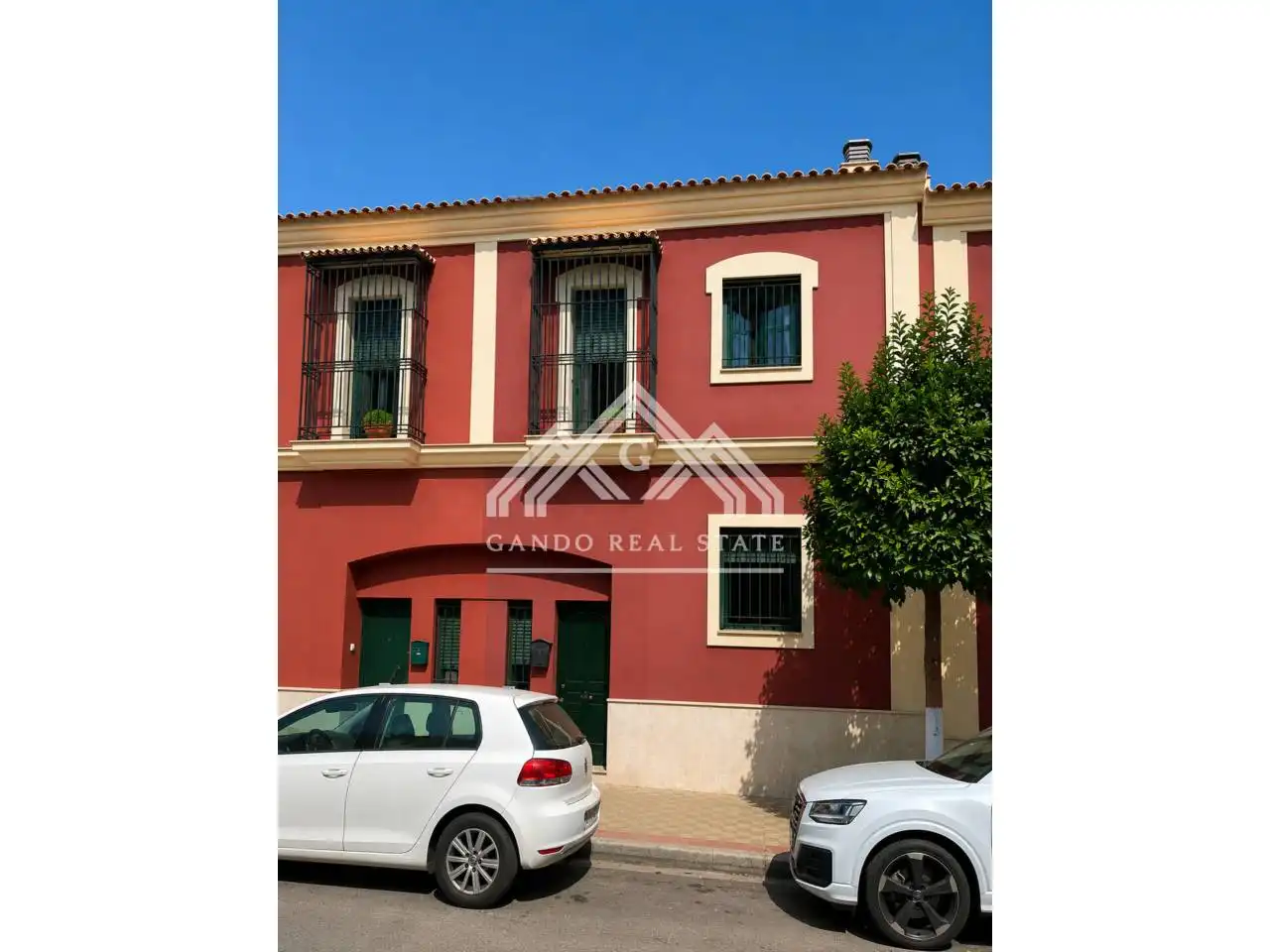 Vista exterior de Casa adosada en venda en Dos Hermanas amb Aire condicionat i Jardí privat