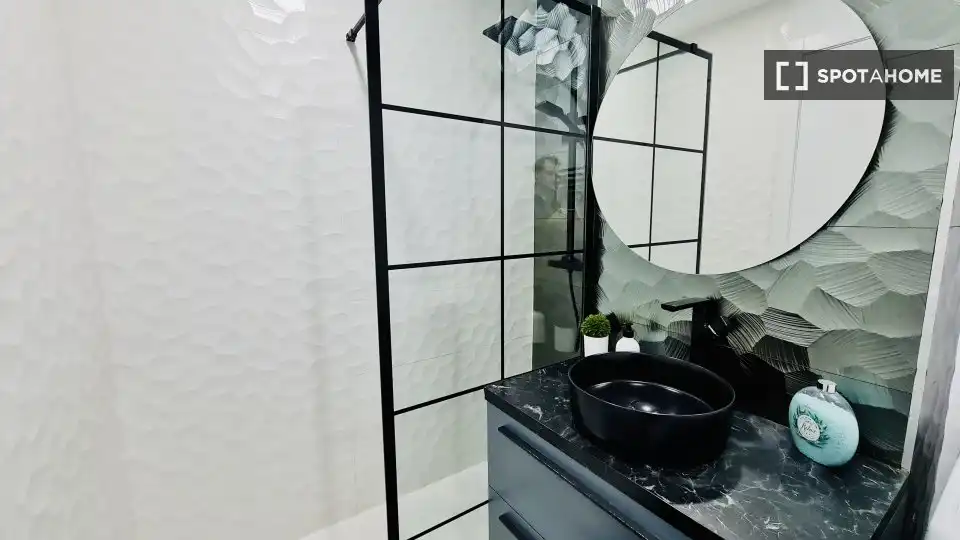 Bathroom of Flat for rent in Madrid  with Air Conditioner, Heating and Furnished