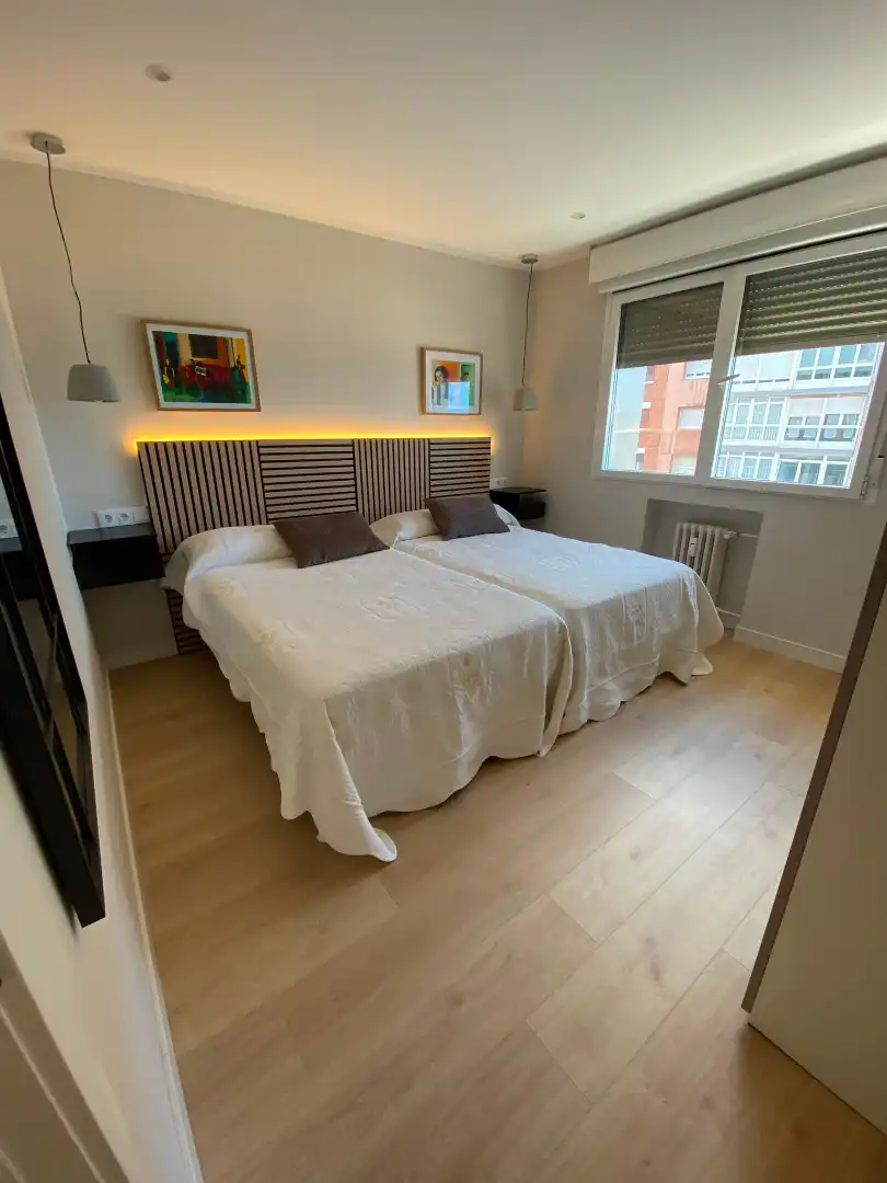 Schlafzimmer von Wohnung zur Miete in Gijón  mit Heizung, Parkett und Möbliert