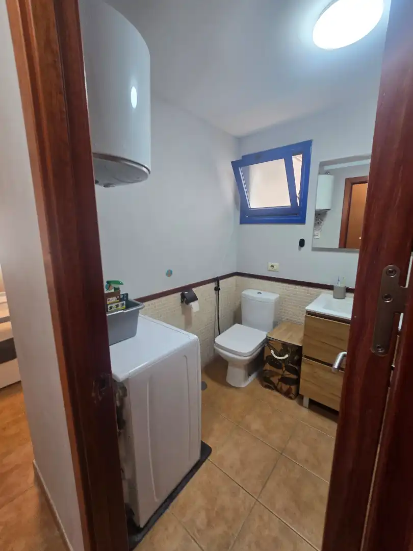 Badezimmer von Erdgeschoss zum Verkauf in San Miguel de Abona mit Privatgarten, Möbliert und Ofen