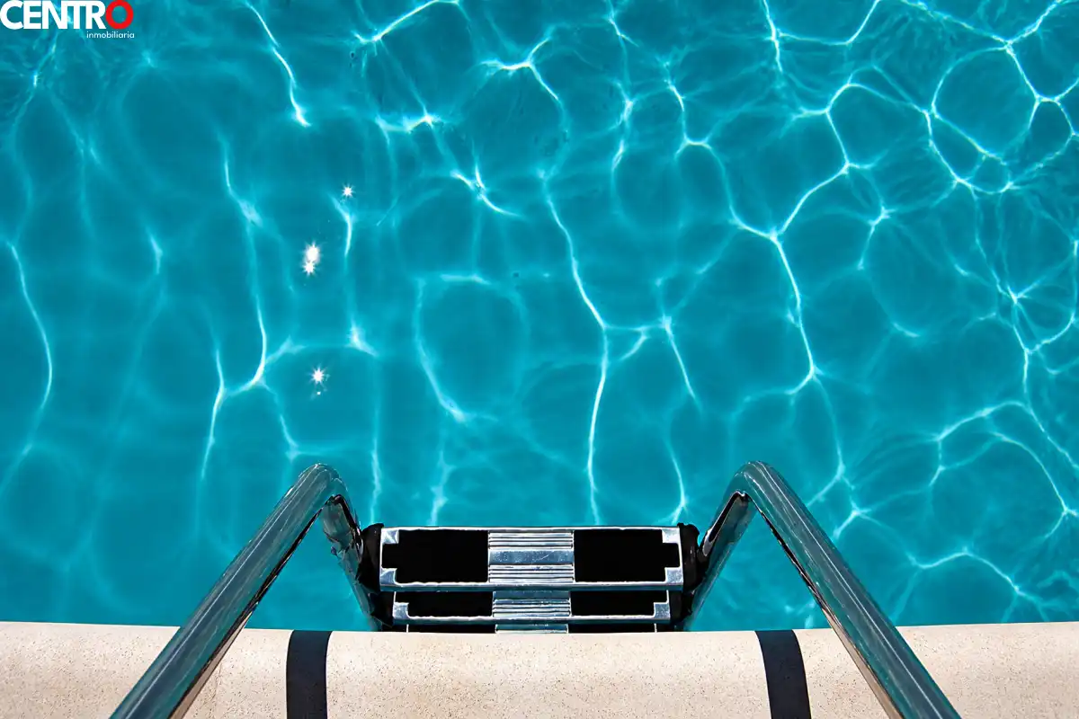 Piscina de Piso en venta en Granada con Aire acondicionado, Calefacción y Jardín privado