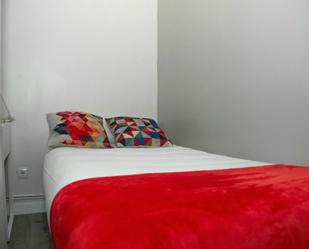 Bedroom of Flat to share in  Madrid Capital  with Washing machine and Internet