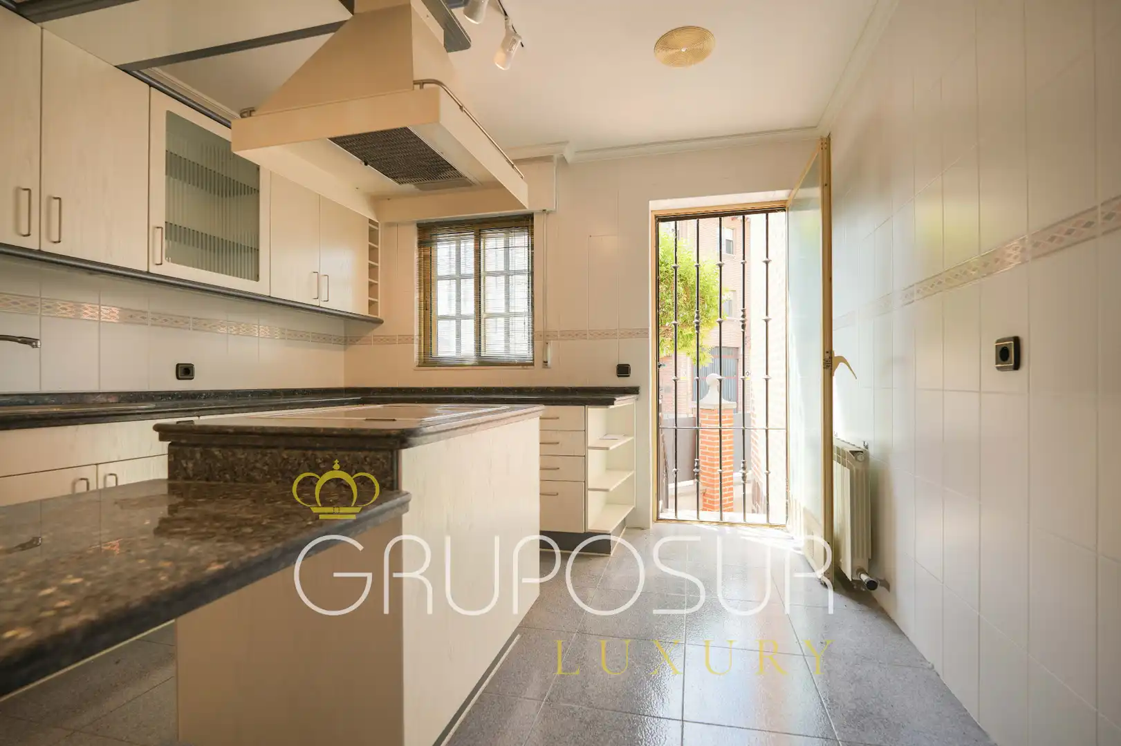 Cuina de Casa adosada en venda en Laguna de Duero amb Calefacció, Jardí privat i Parquet