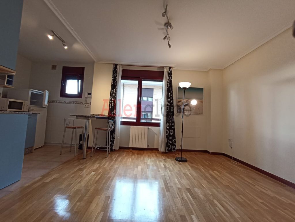 Habitación de Apartamento en venta en Oviedo  con Calefacción