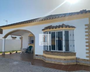 Vista exterior de Casa o xalet en venda en Chiclana de la Frontera amb Jardí privat i Terrassa