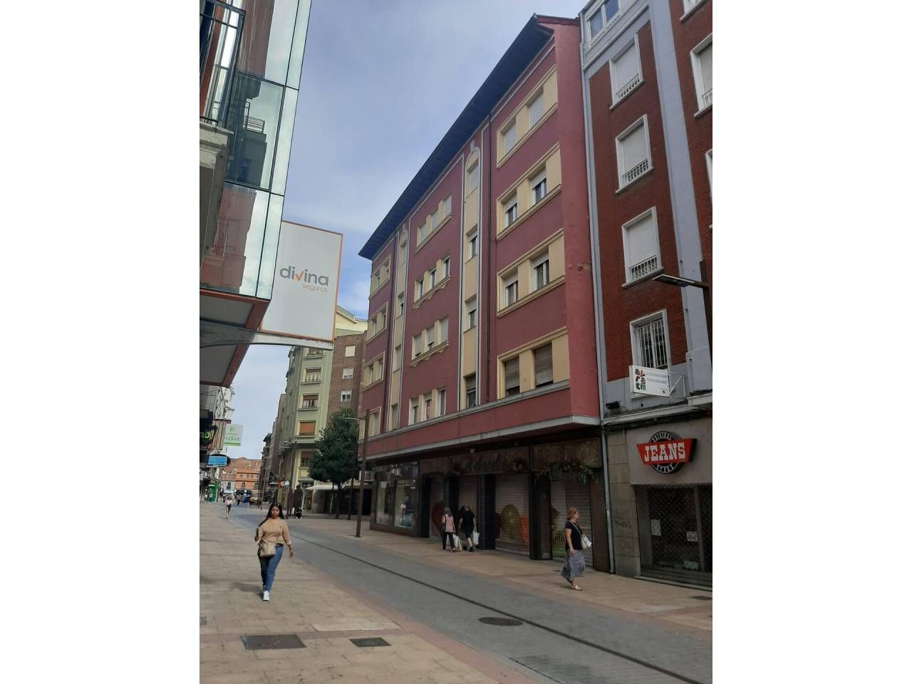 Vista exterior de Pis en venda en León Capital  amb Parquet i Terrassa