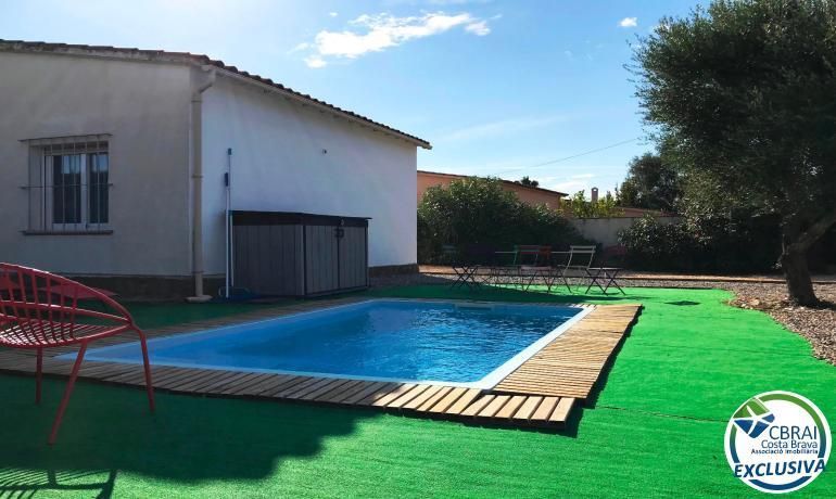 Swimming pool of House or chalet for sale in Roses  with Air Conditioner, Storage room and Swimming Pool