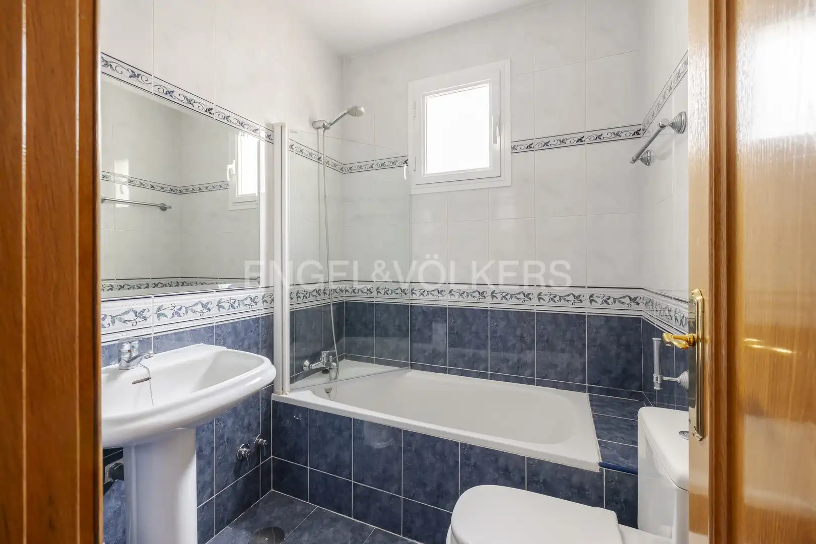 Bathroom of Flat for rent in Madrid  with Air Conditioner, Heating and Parquet flooring