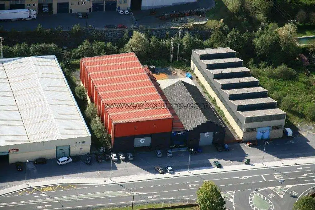 Außenansicht von Fabrikhallen zum Verkauf in Orozko