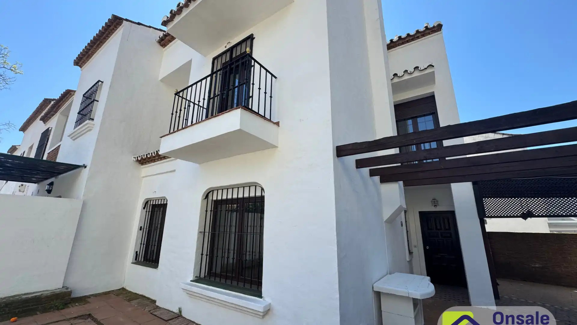 Vista exterior de Casa adosada en venda en Marbella amb Terrassa, Balcó i Alarma