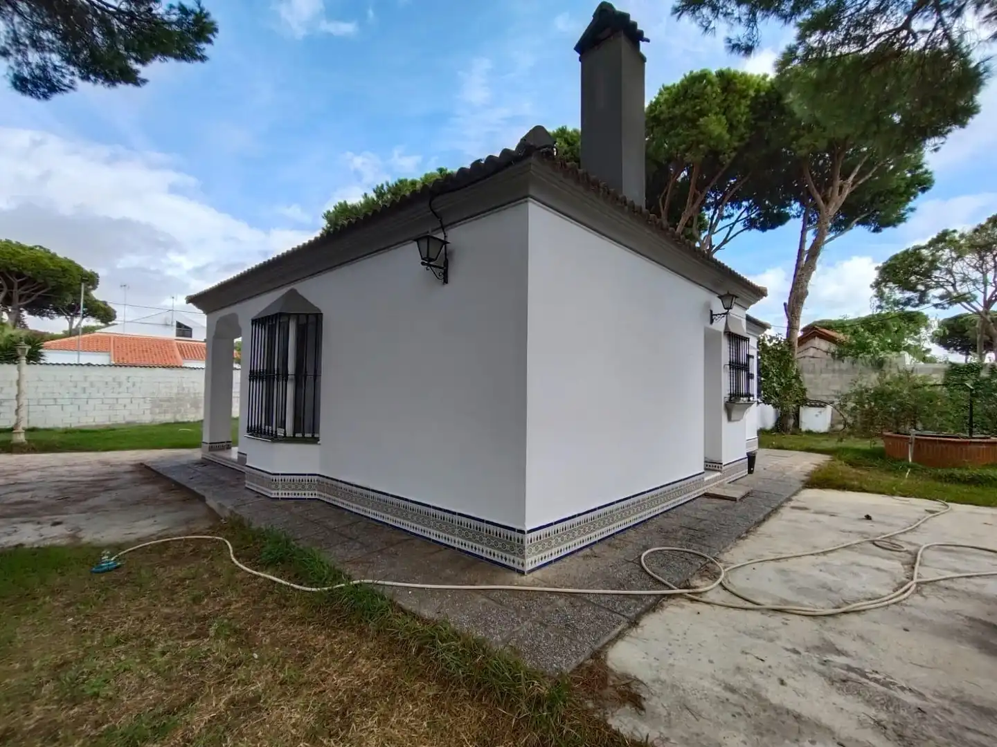 Vista exterior de Casa o xalet en venda en Chiclana de la Frontera amb Jardí privat i Terrassa