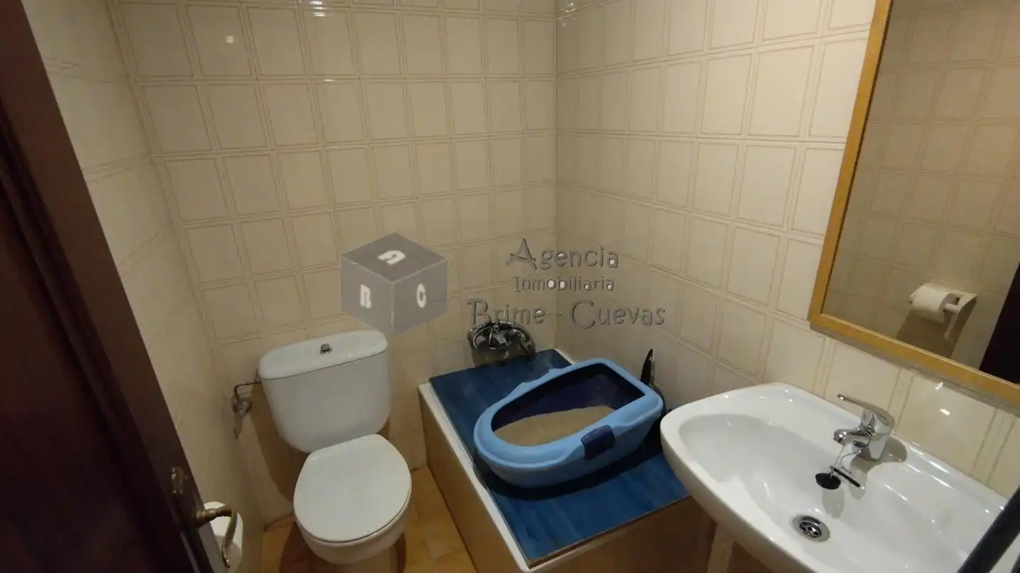 Bany de Pis en venda en Oviedo  amb Calefacció i Terrassa