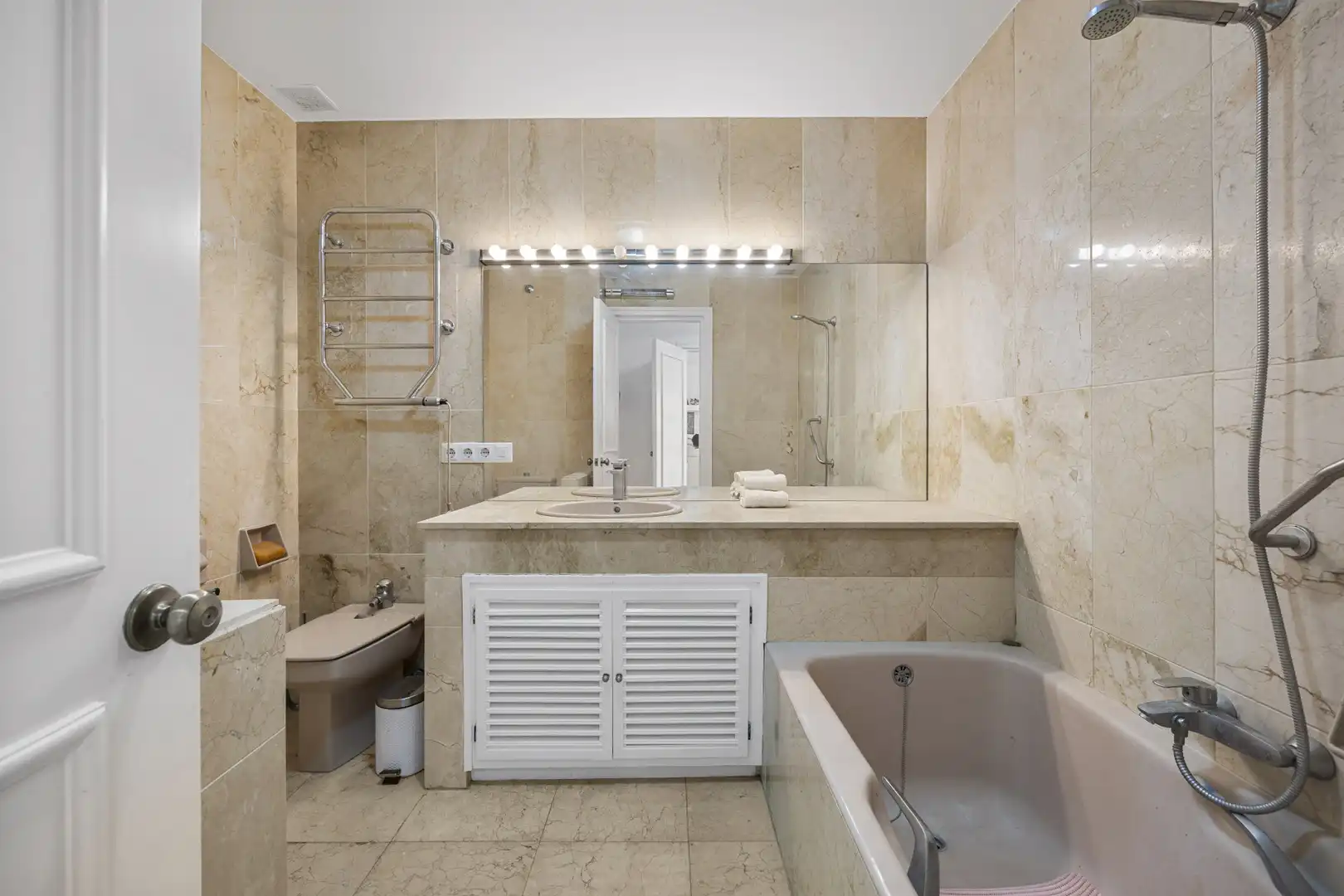 Bathroom of Apartments for sale in Marbella  with Air Conditioner, Terrace and Swimming Pool