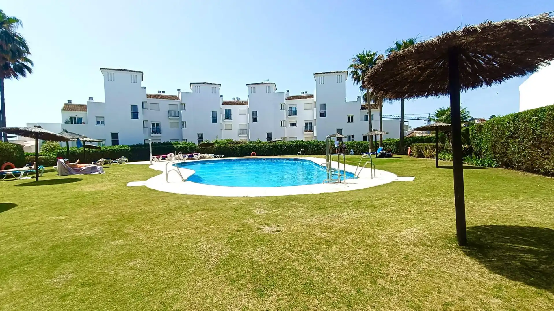 Swimming pool of Flat for sale in Manilva