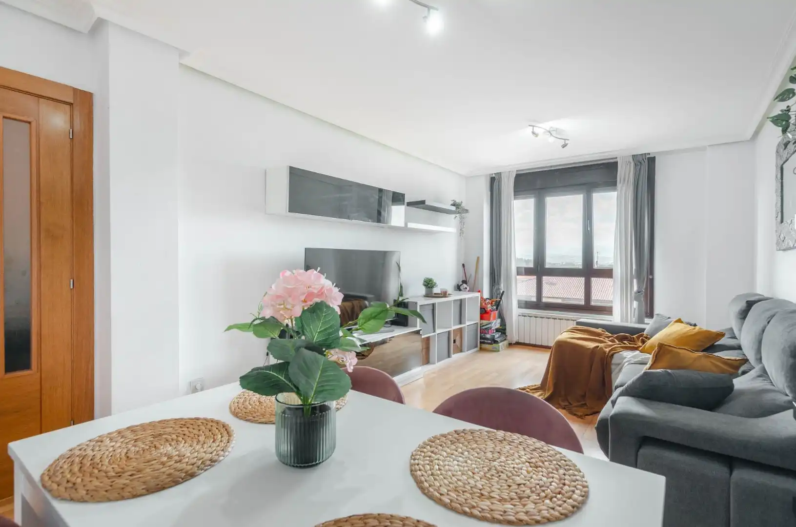 Sala de estar de Piso en venta en Llanera con Calefacción, Trastero y Amueblado