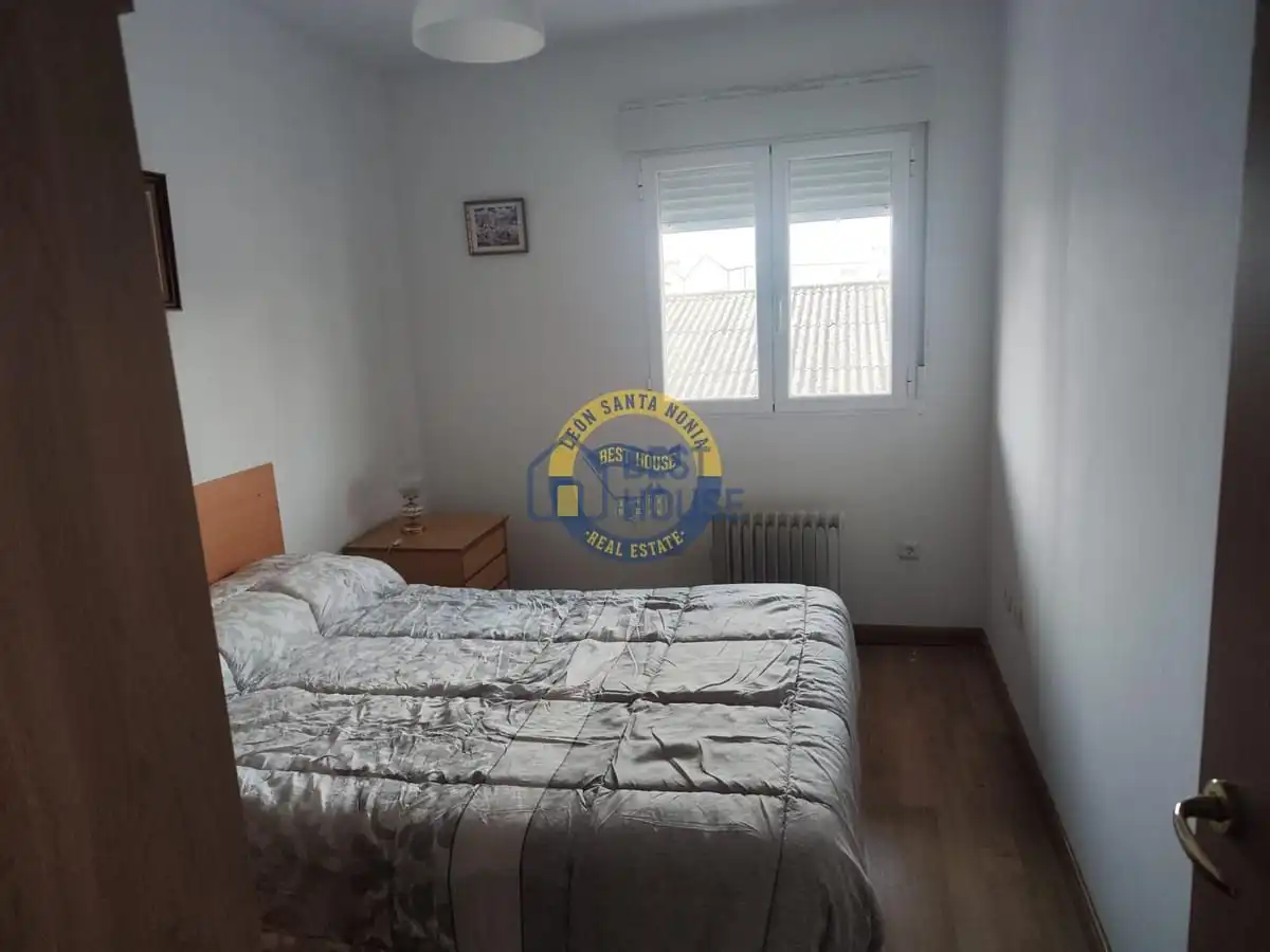 Dormitori de Apartament en venda en Villaquilambre amb Parquet i Moblat