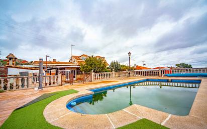 Piscina de Casa o xalet en venda en El Viso de San Juan amb Aire condicionat, Jardí privat i Parquet