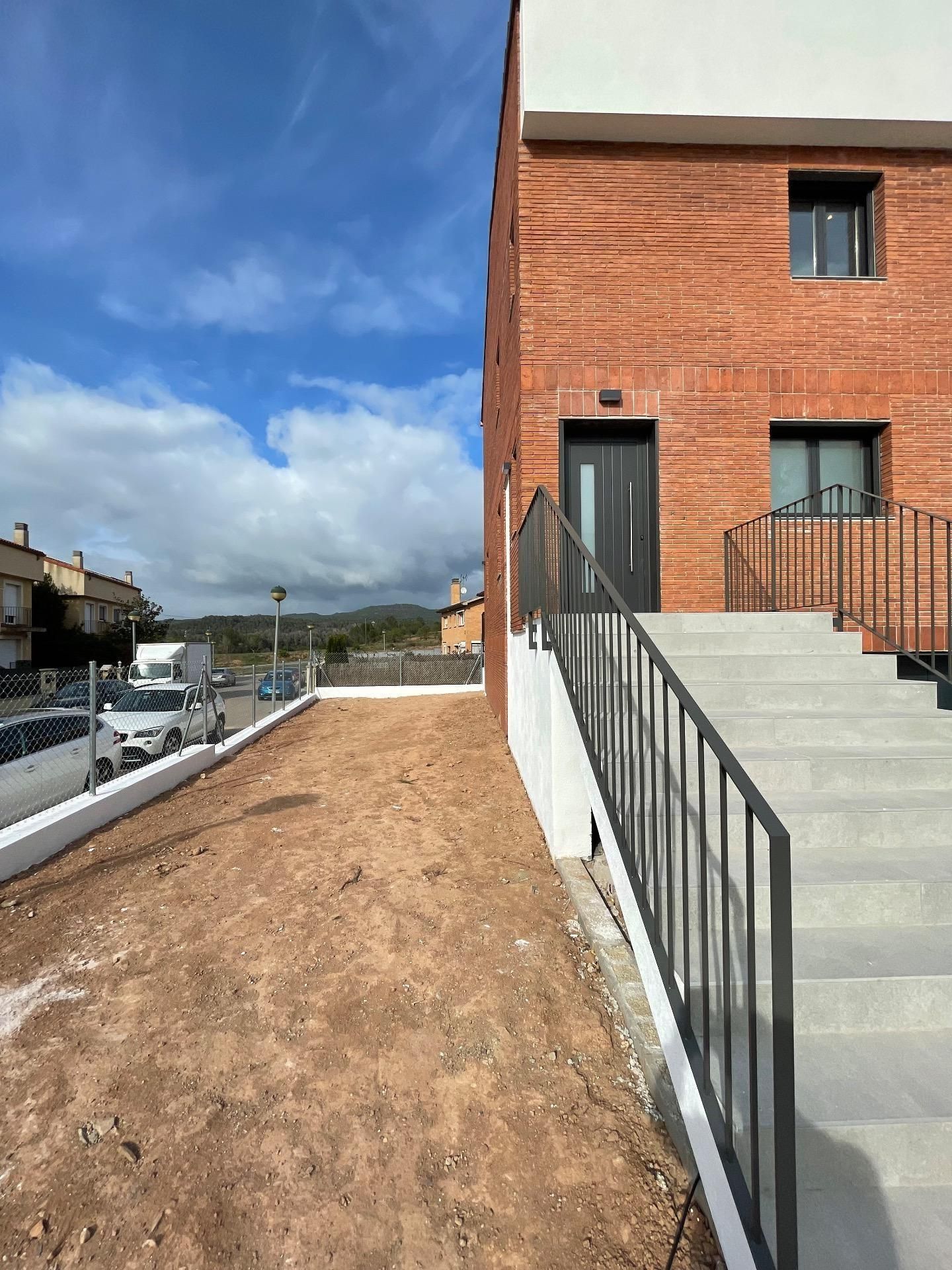 Terrasse von Einfamilien-Reihenhaus zum Verkauf in Sant Salvador de Guardiola mit Klimaanlage, Privatgarten und Terrasse