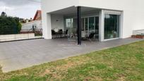Terrassa de Casa o xalet en venda en Oleiros amb Jardí privat