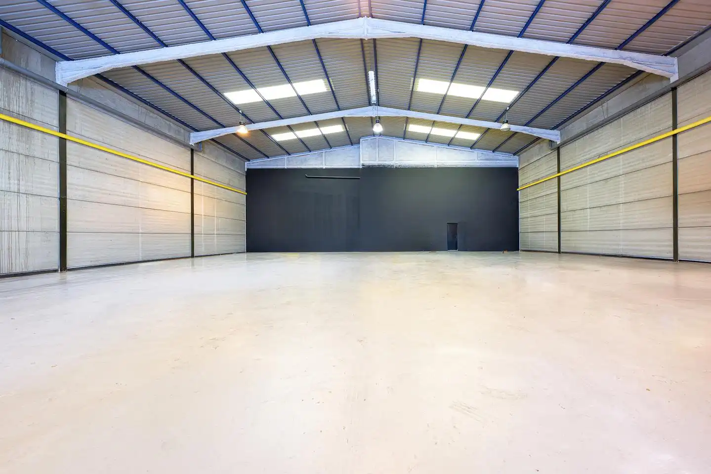 Industrial building to rent in Calle de los Peregrinos 33, imagen 2