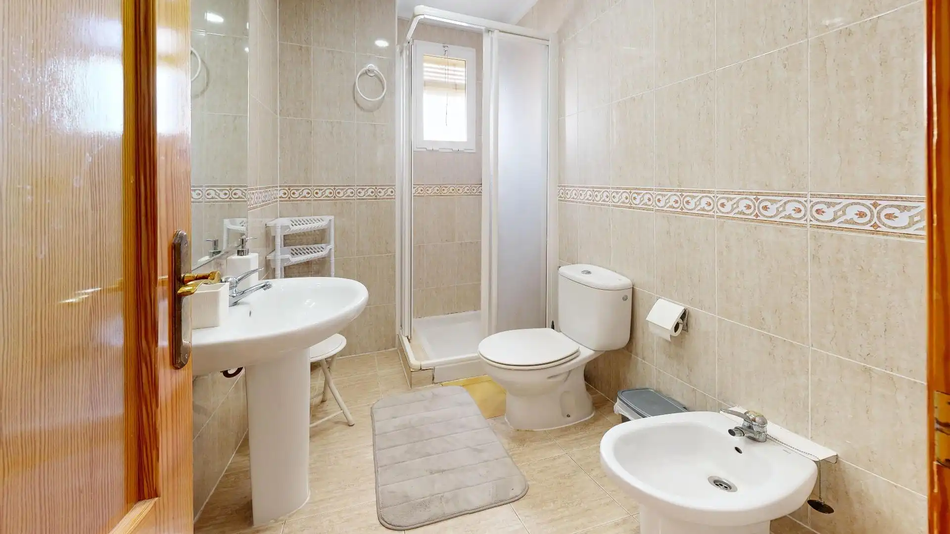 Bathroom of Apartments for rent in Torrevieja  with Air Conditioner and Furnished